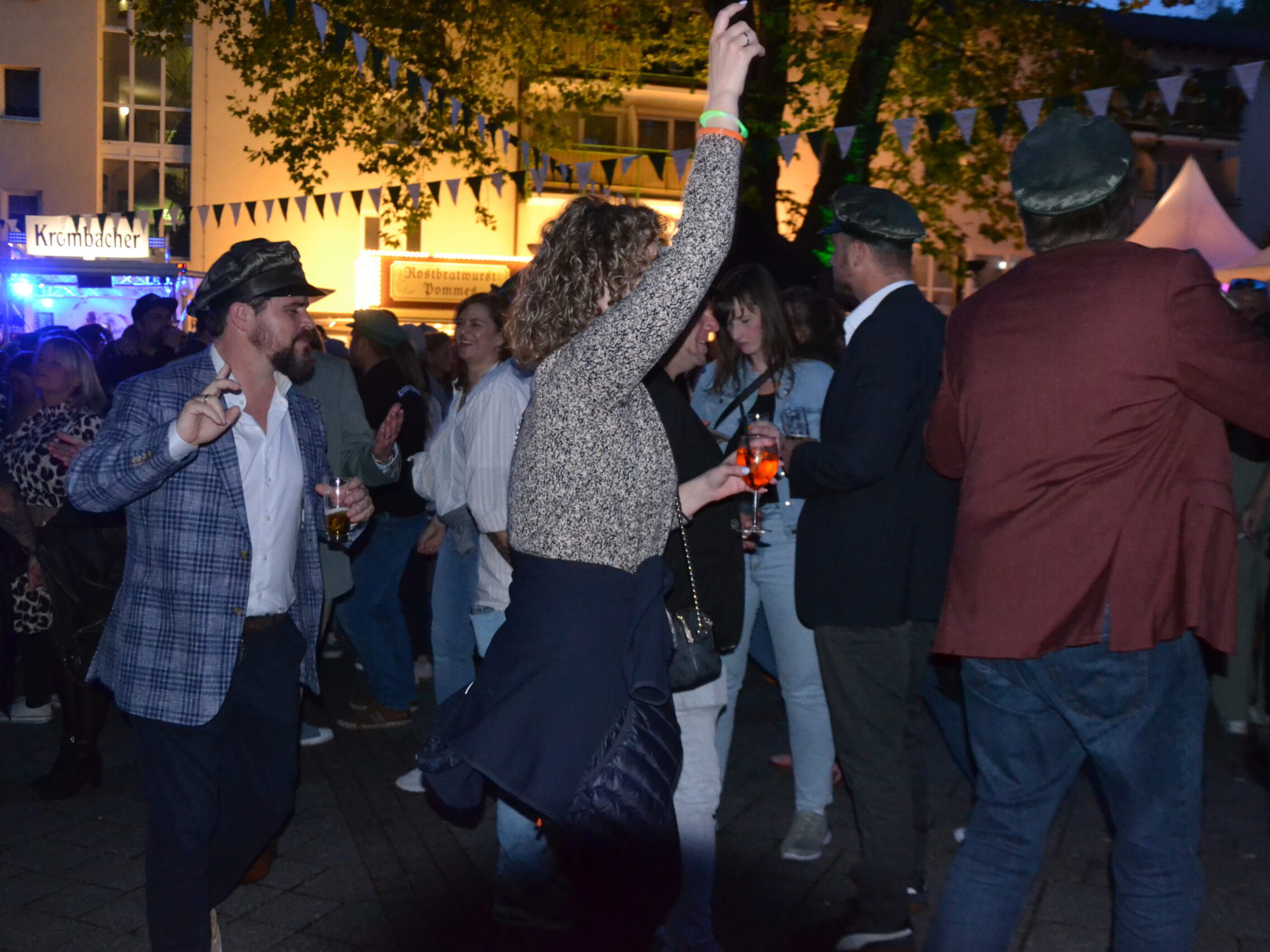 Festgäste tanzen.