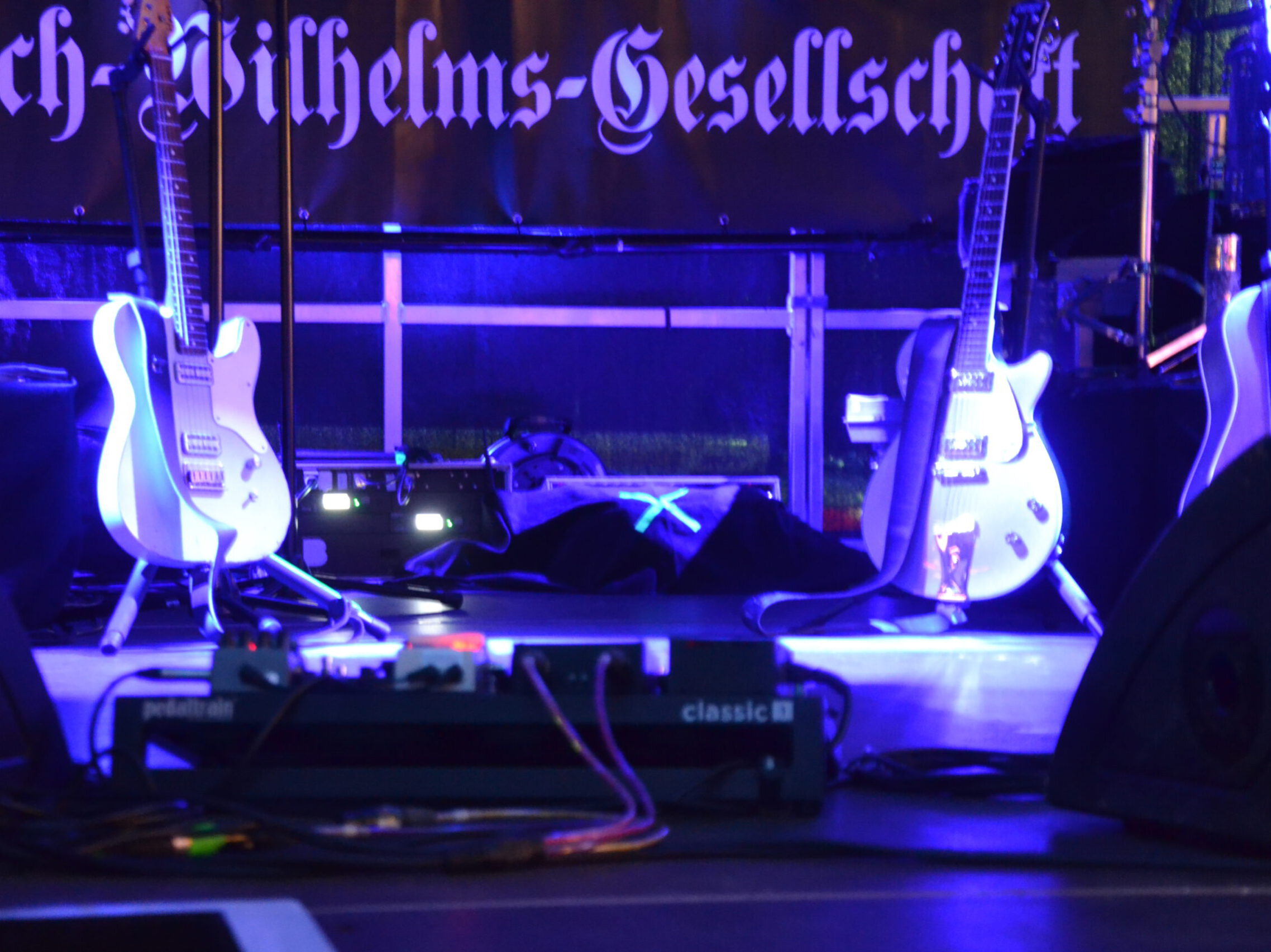 Zwei Gitarren auf einer Bühne.