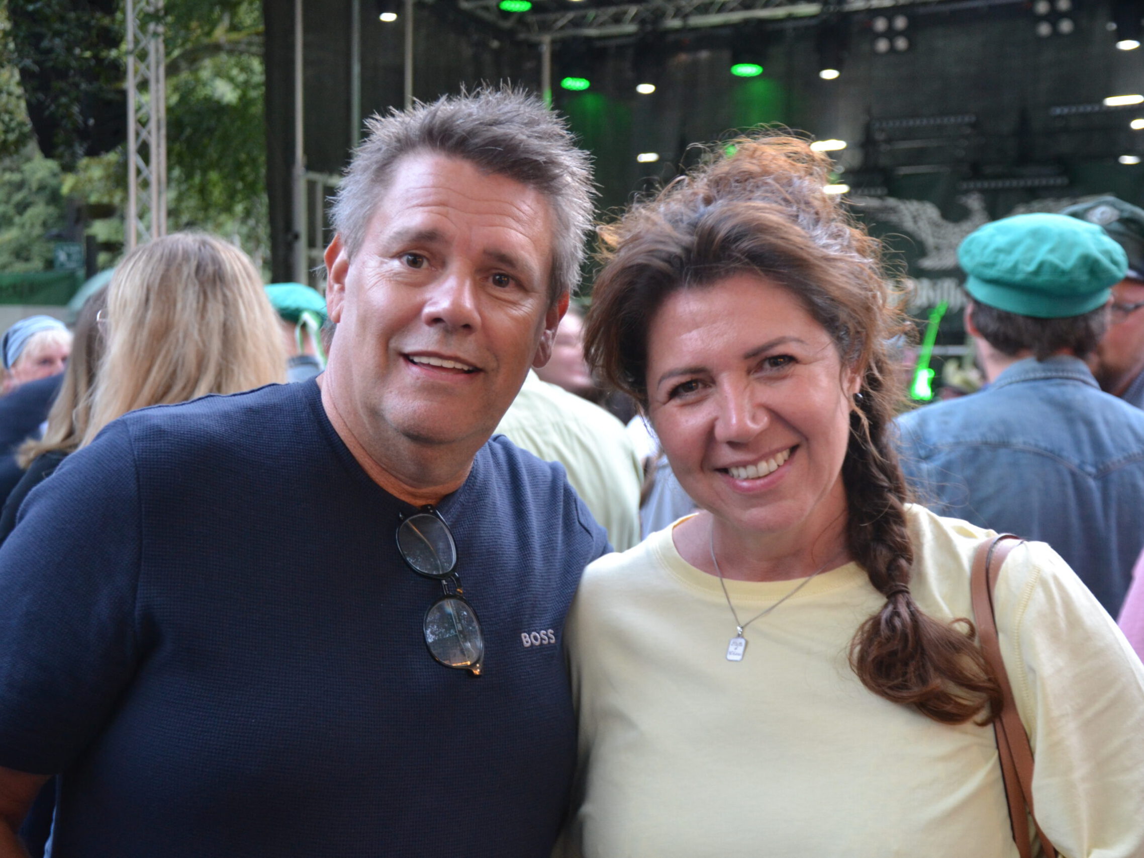 Ein Mann und eine Frau bei einem Fest.