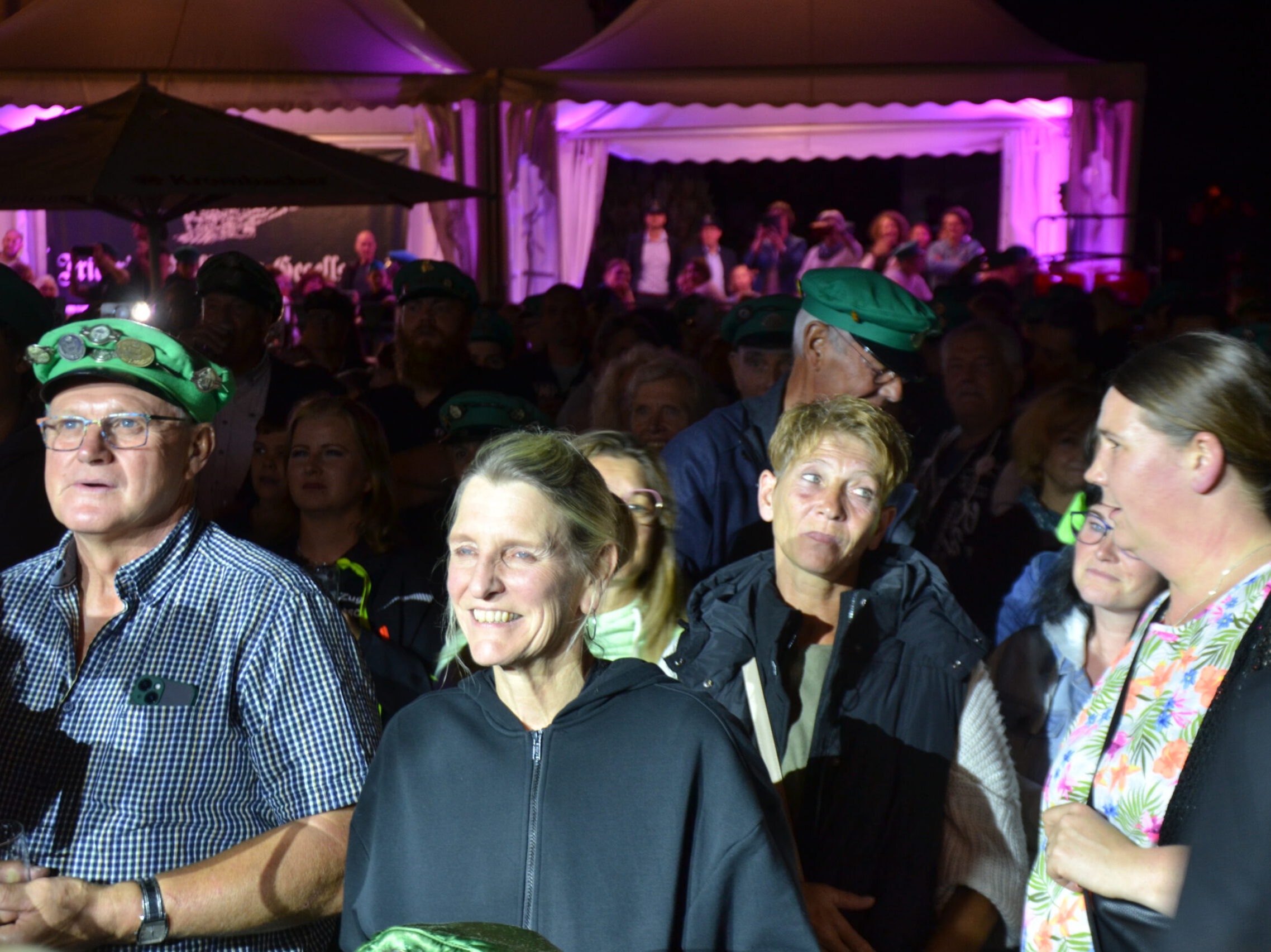 Fröhliche Menschen bei einem Fest.