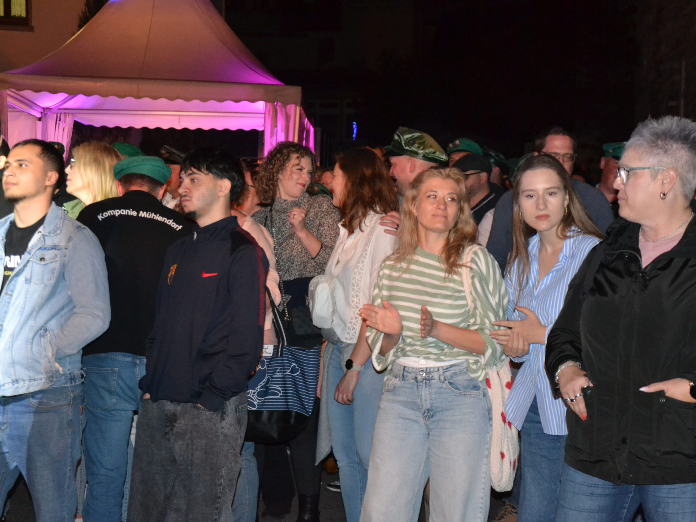 Gäste auf einem Fest.