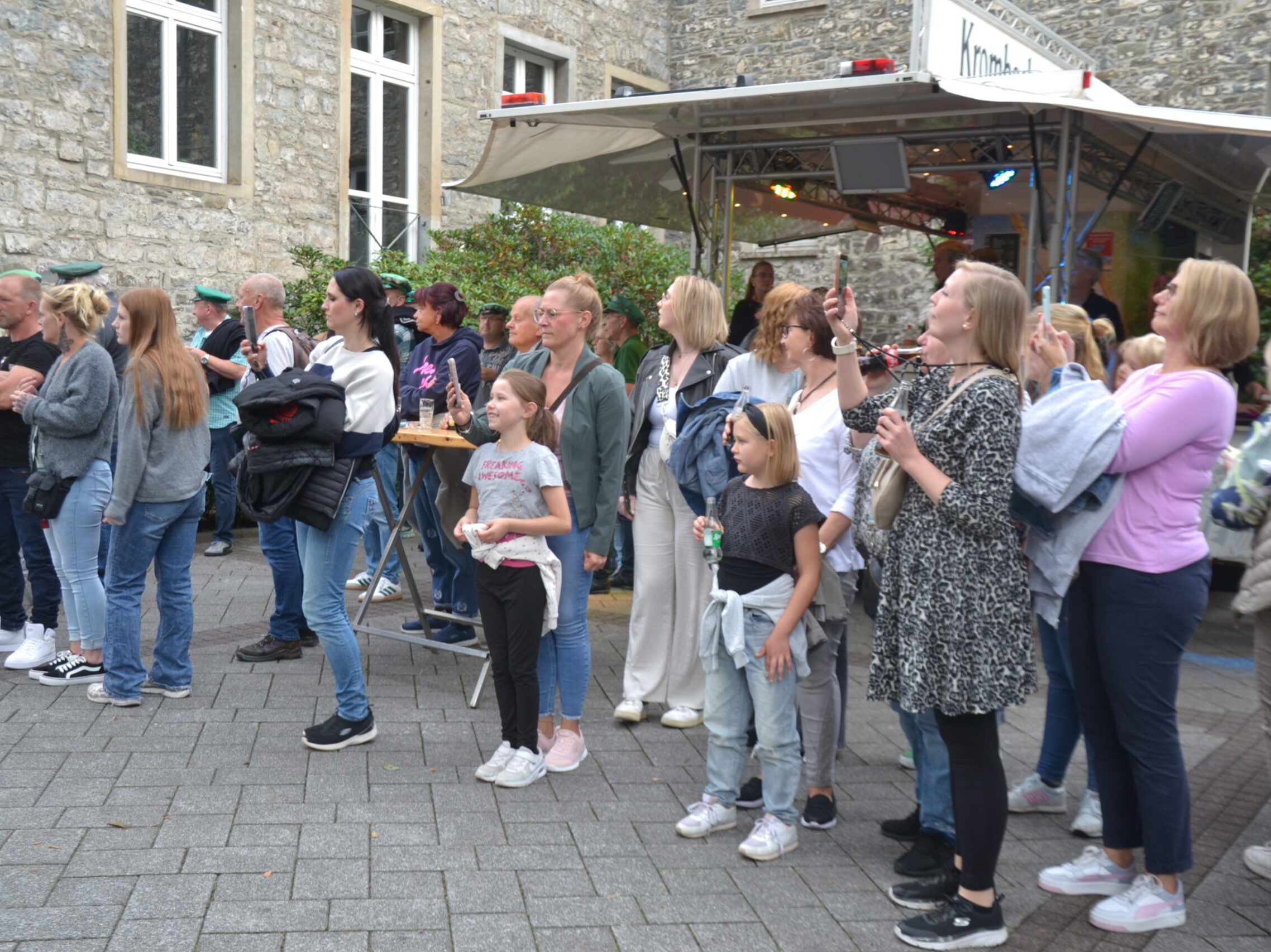 Menschen bei einem Fest.