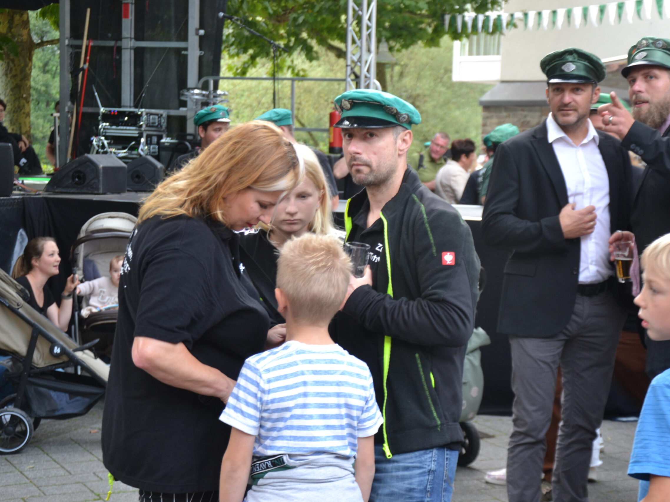 Gäste bei einem Fest.