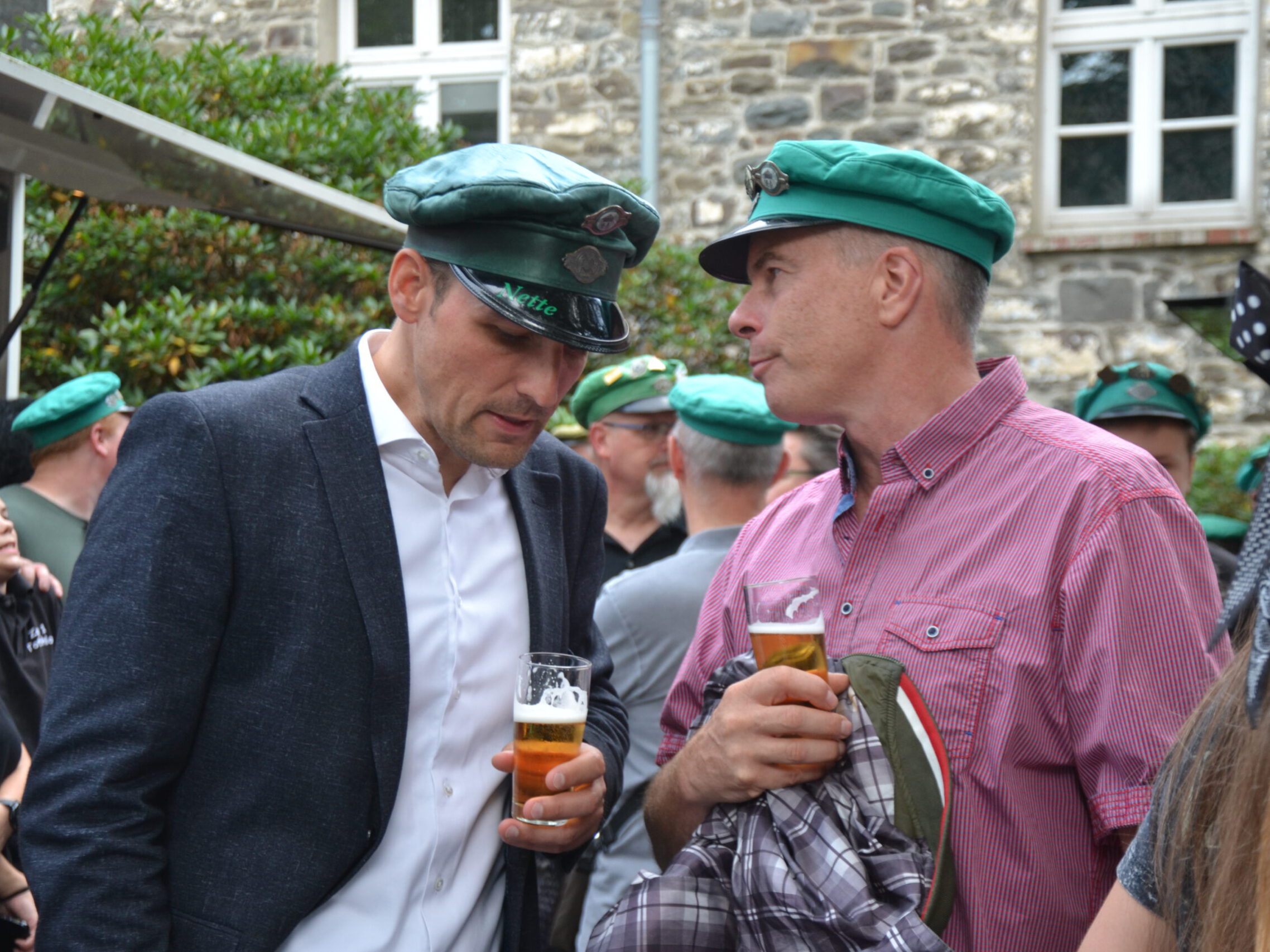 Zwei Männer im Gespräch.