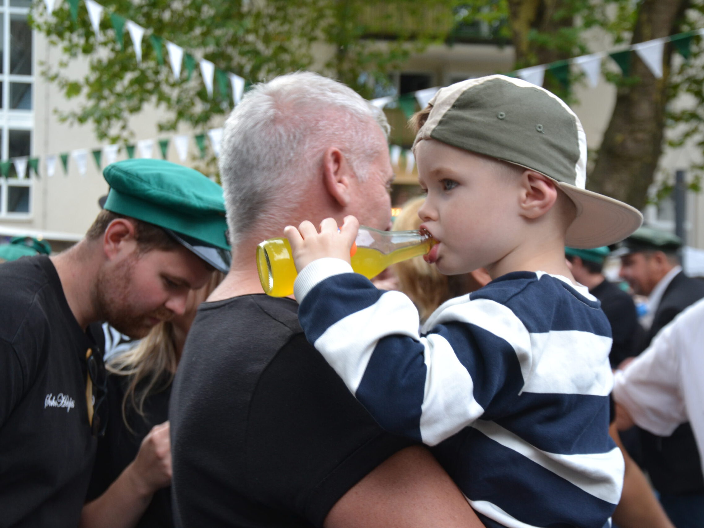 Ein Opa mit seinem Enkel.