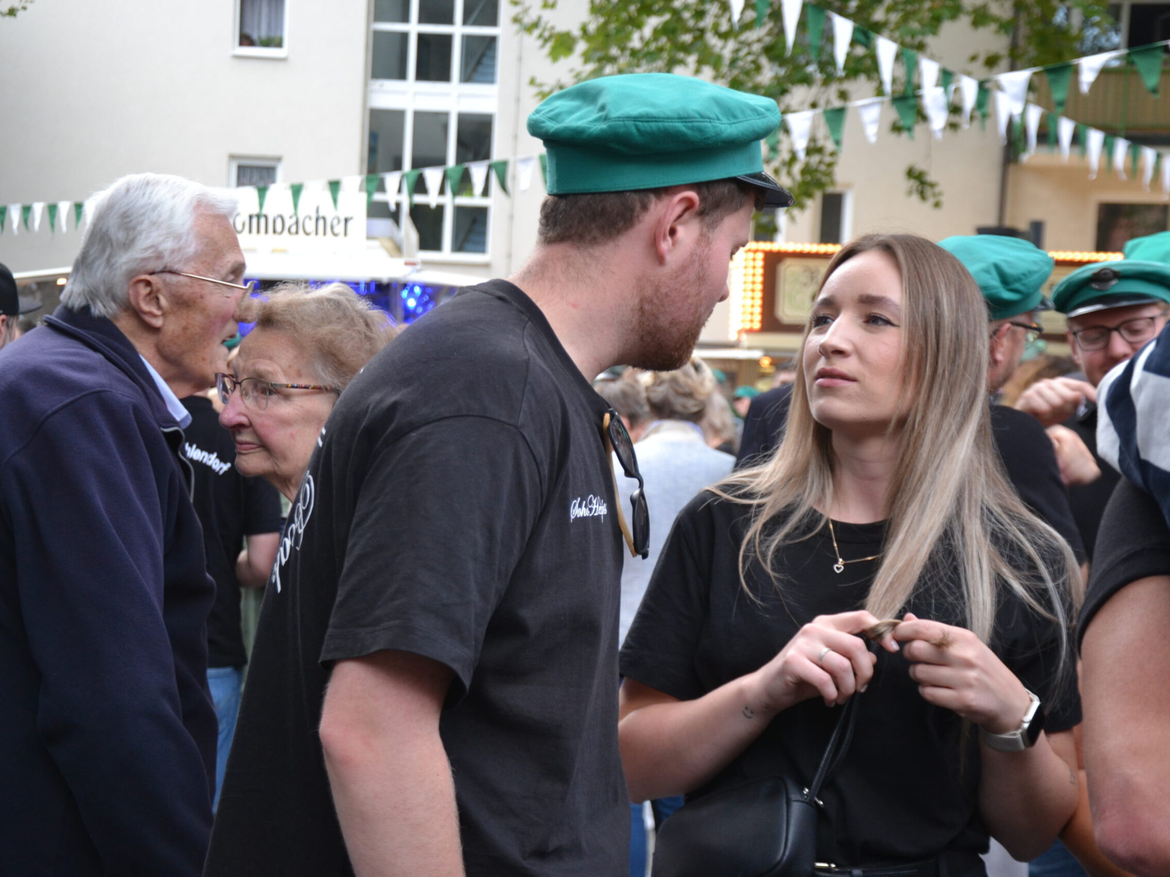 Ein Paar im Gespräch.