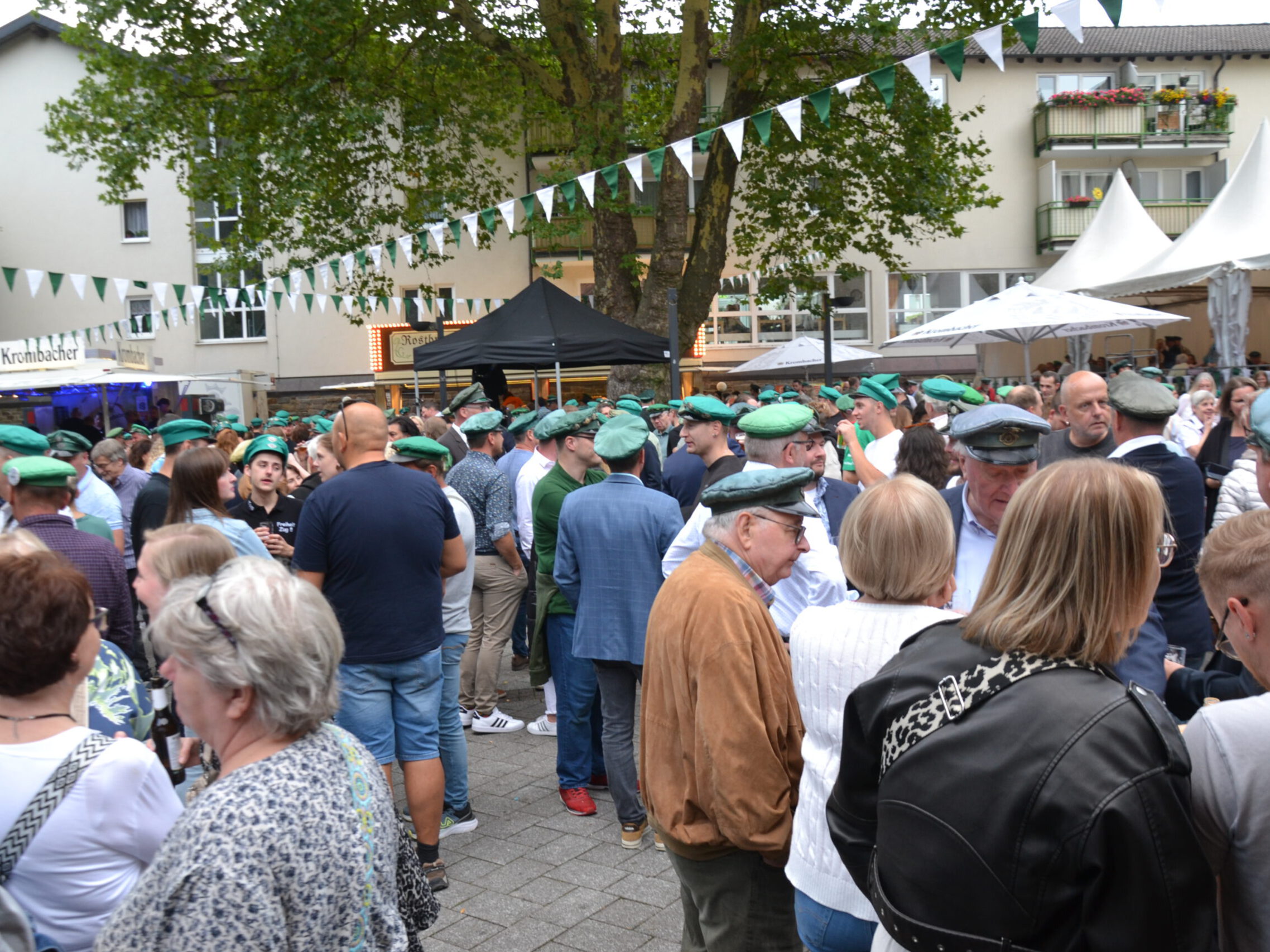 Gäste bei einem Fest.