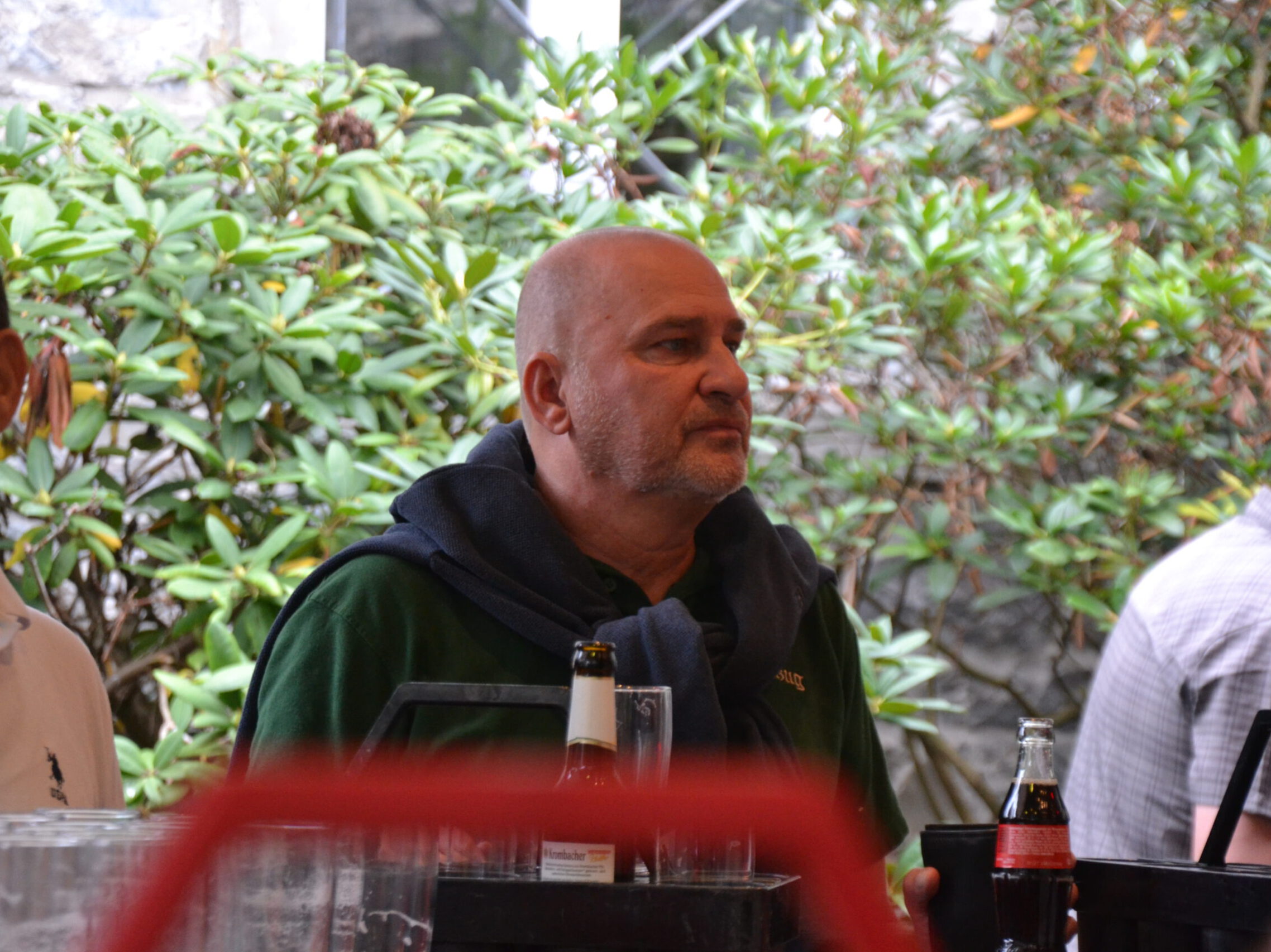 Ein Mann an einem Getränkestand.