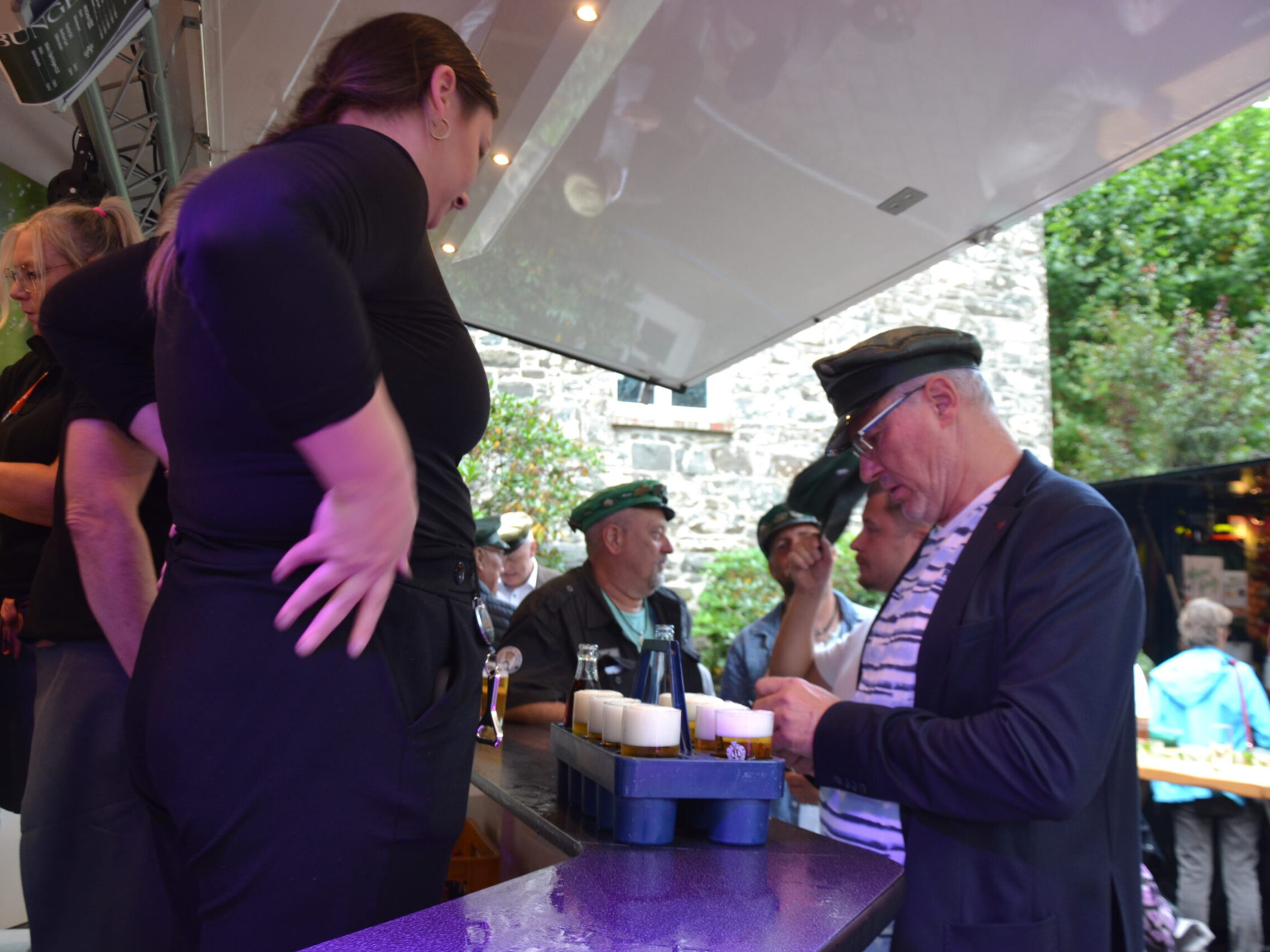 Ein Mann kauft Bier.