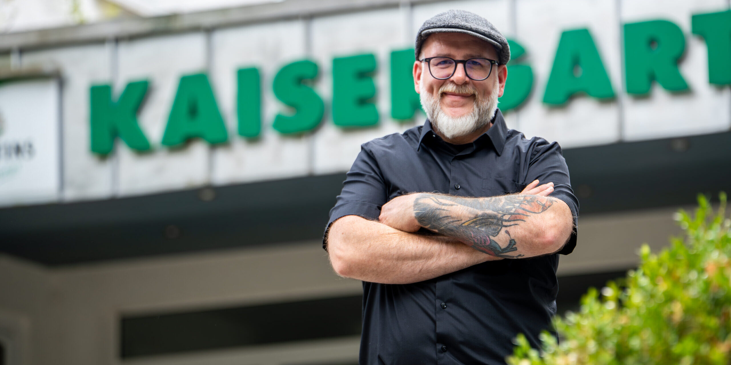 Im November eröffnet der Kaisergarten in Neuenrade wieder. Der neue Betreiber heißt Andreas Reinecke.
© Kulturwerk Neuenrade GmbH & Co. KG Ein Mann vor einer Location.