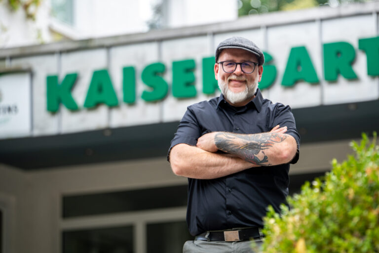 Ein Mann vor einer Location.