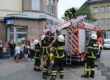 Feuerwehrleute heben eine Leiter von ihrem Einsatzfahrzeug herunter