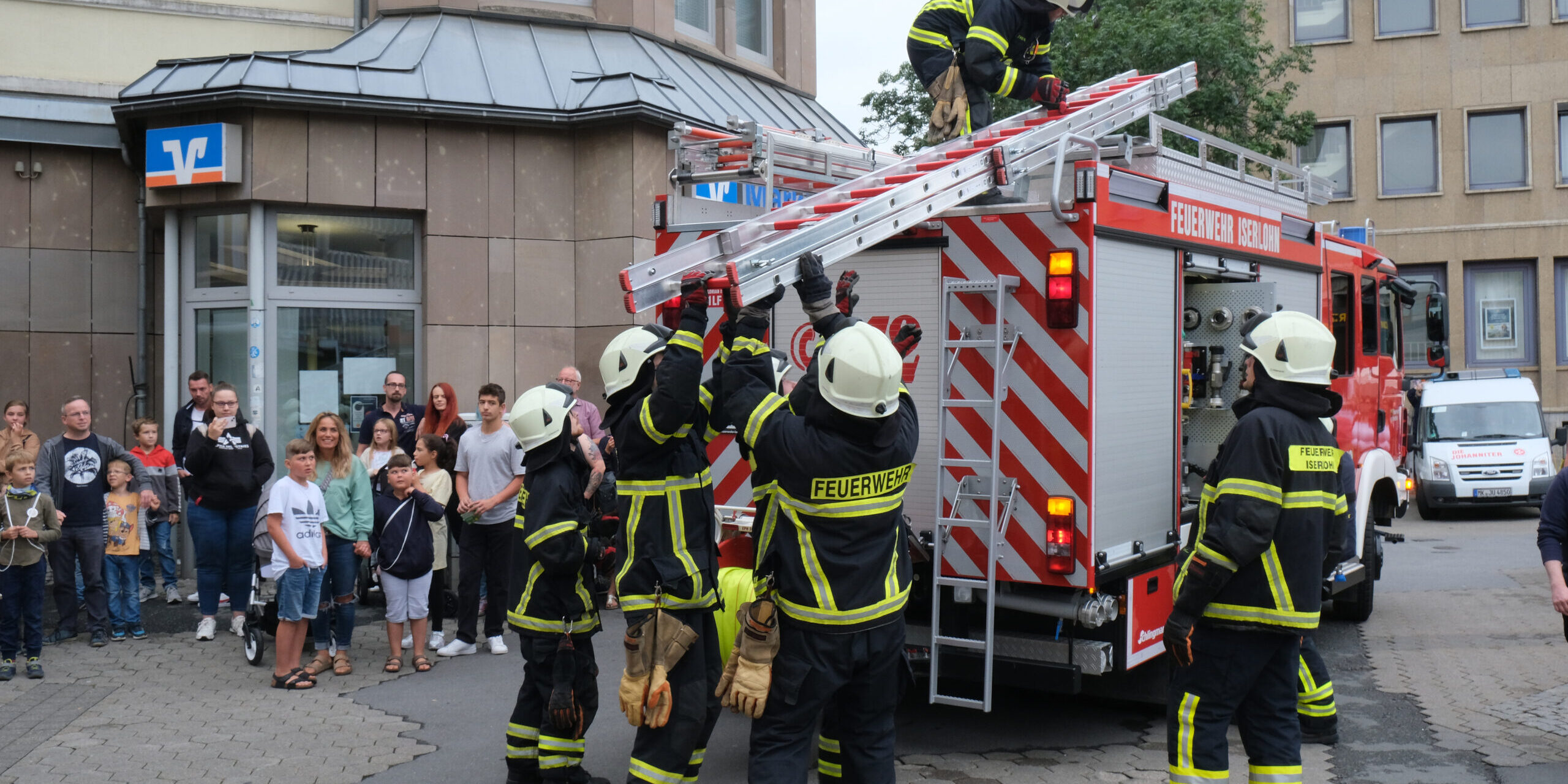 Show-Übungen der Feuerwehr gehören unter anderem zum Programm der Iserlohner Blaulichtmeile.
© Foto: Max Winkler Feuerwehrleute heben eine Leiter von ihrem Einsatzfahrzeug herunter
