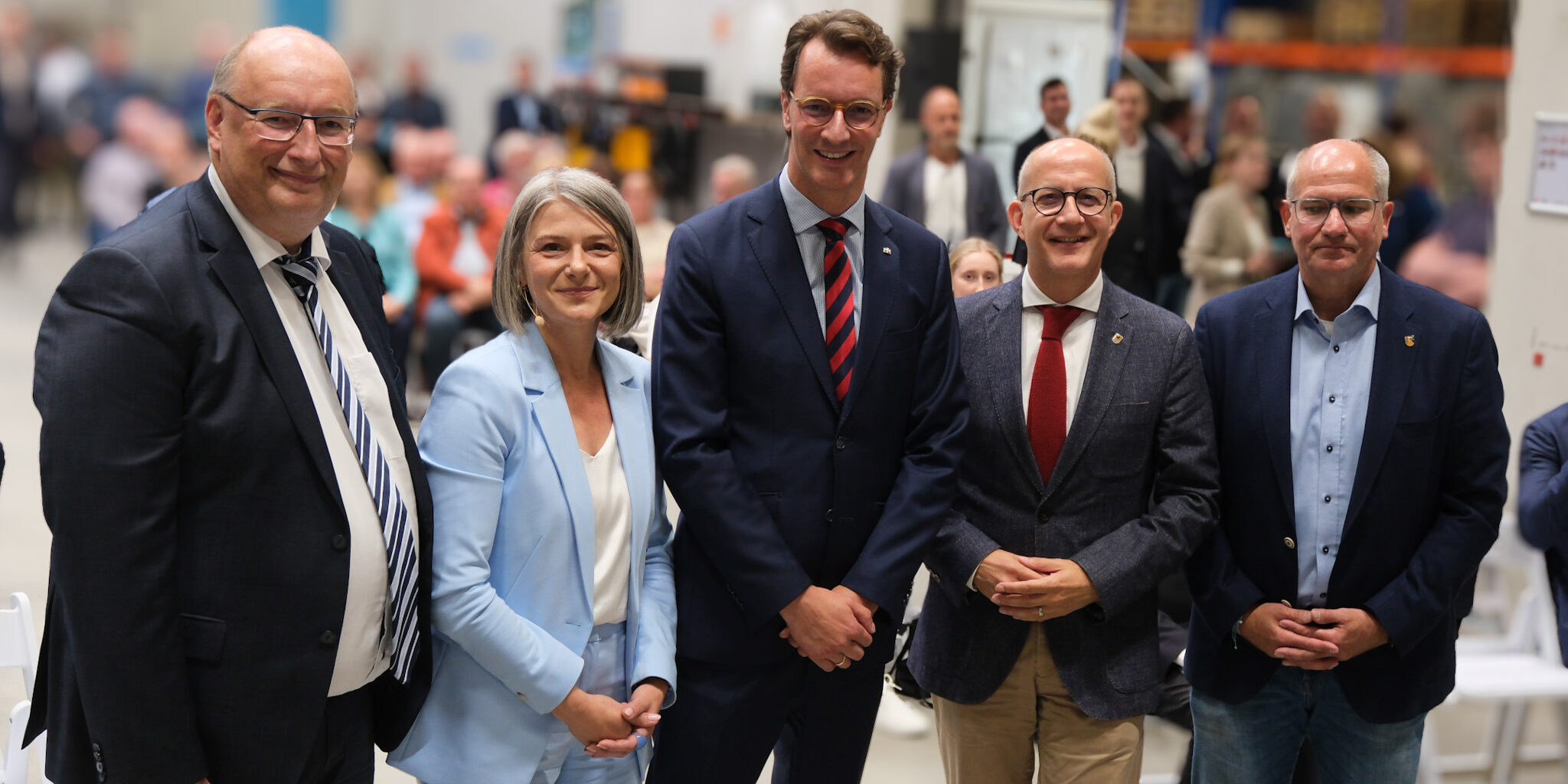 ein Gruppenbild mit Guido Thal, Melita Alzorba, Hendrik Wüst, Ralf Schwarzkopf und Dirk Middendorf.
