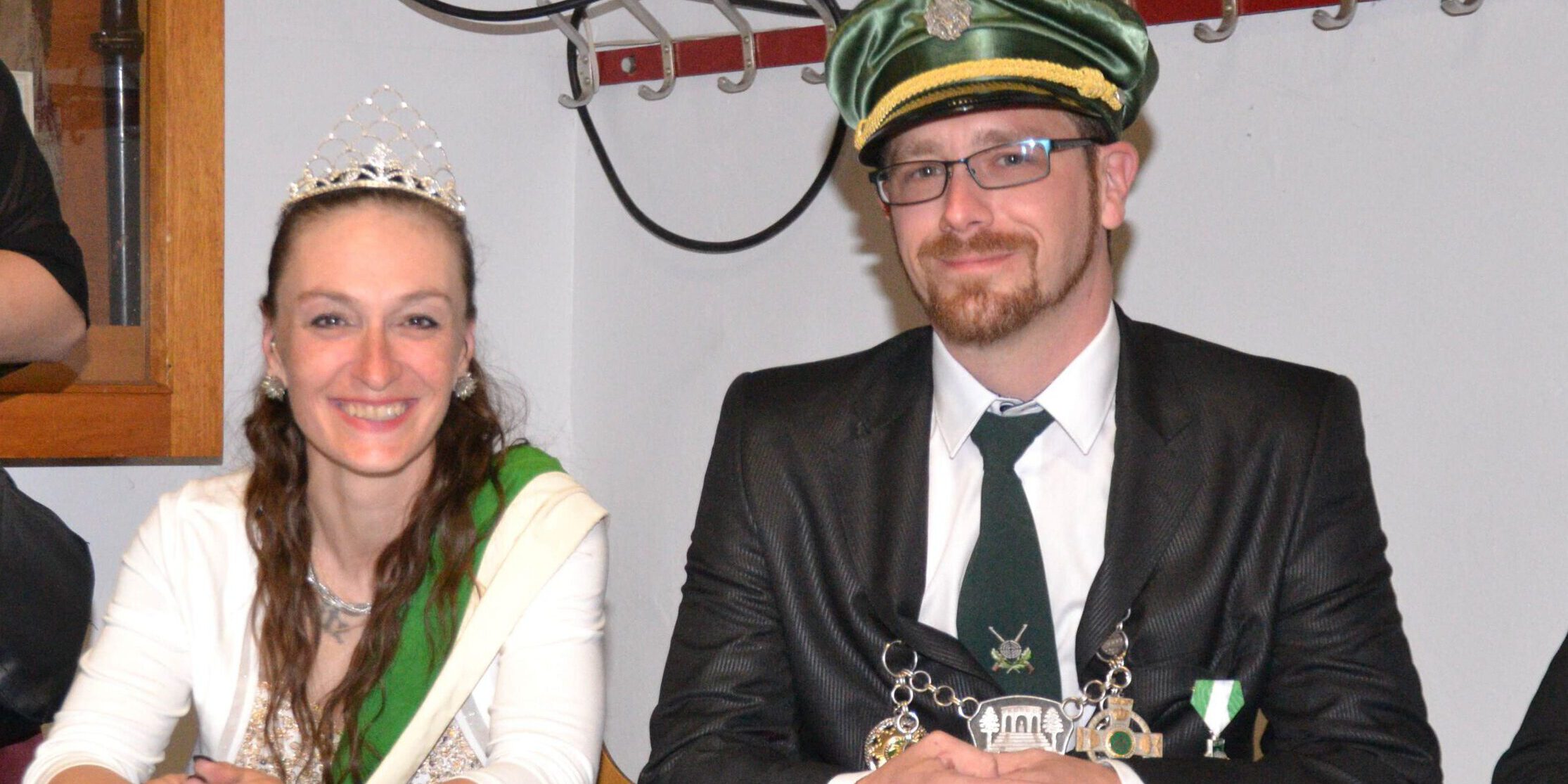 Eine Frau und ein Mann als Schützenkönigspaar.