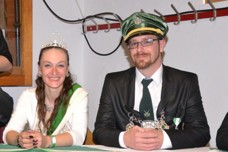 Eine Frau und ein Mann als Schützenkönigspaar.