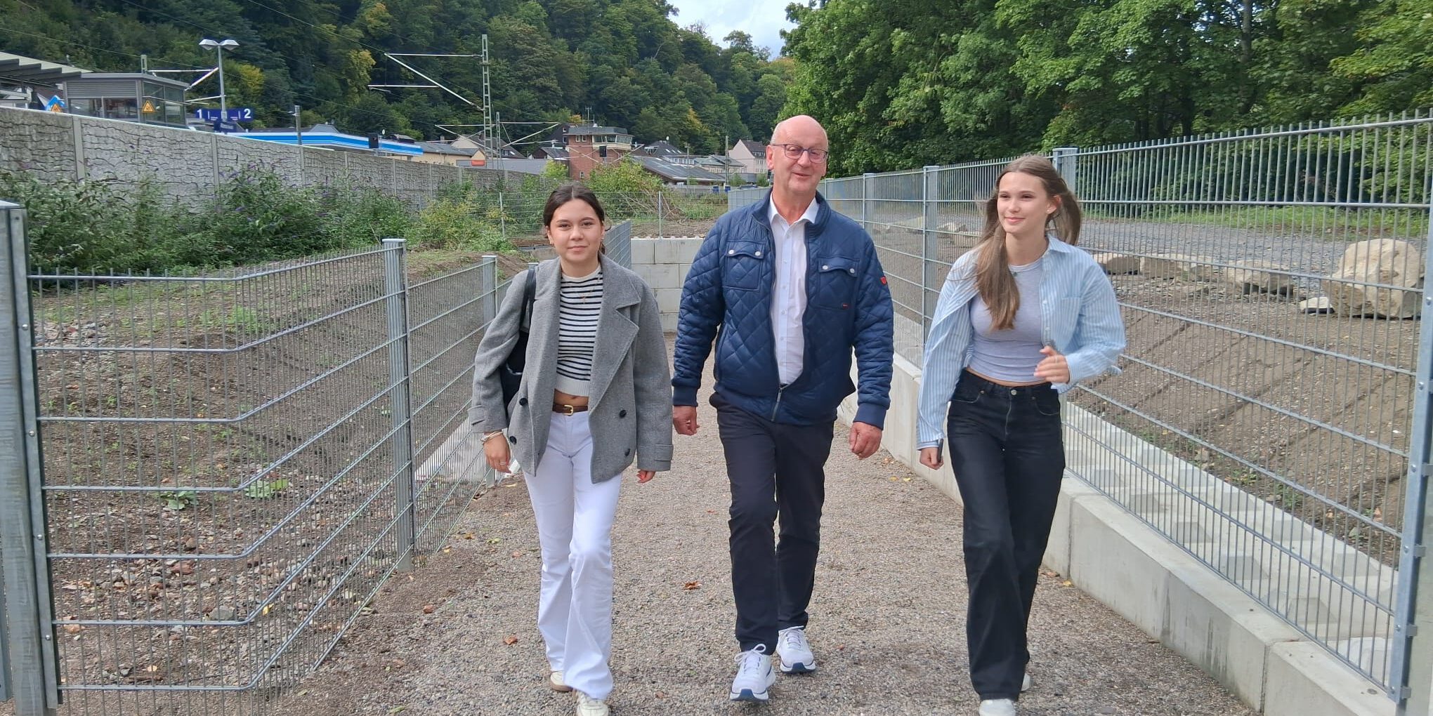 Bürgermeister Uwe Kober und zwei Passantinnen des Durchstichs.