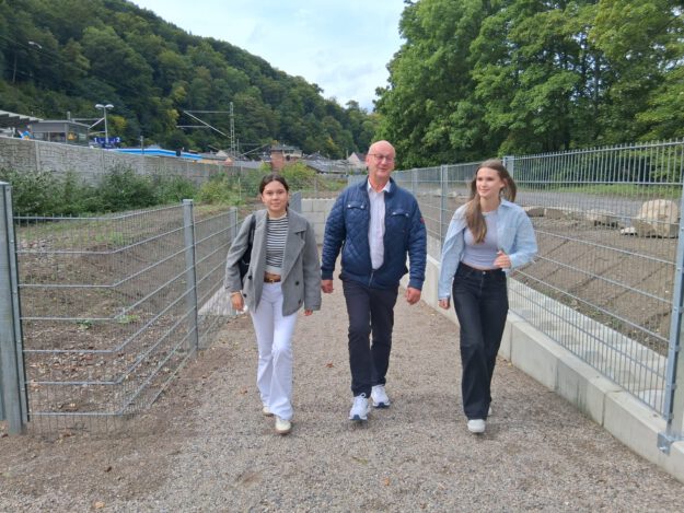 Foto: LOKALSTIMME Bürgermeister Uwe Kober und zwei Passantinnen des Durchstichs.