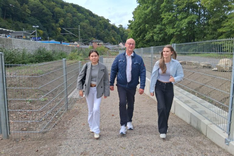 Foto: LOKALSTIMME Bürgermeister Uwe Kober und zwei Passantinnen des Durchstichs.