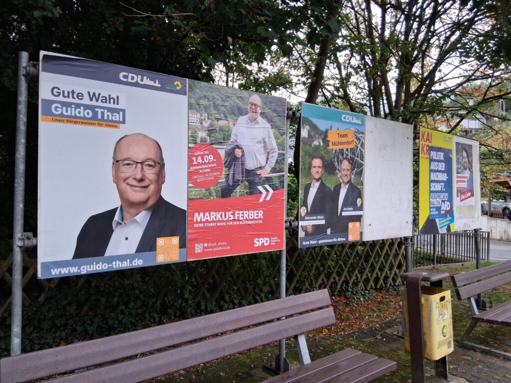 Eine Plakatwand in Altena.