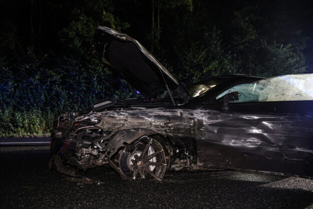 Foto: Dennis Echtermann Ein dunkler Mittelklassewagen steht nachts auf einer Autobahn. Die Fahrerseite ist völlig verschrammt, die Motorhaube aufgeklappt und der linke Vorderreifen fehlt.