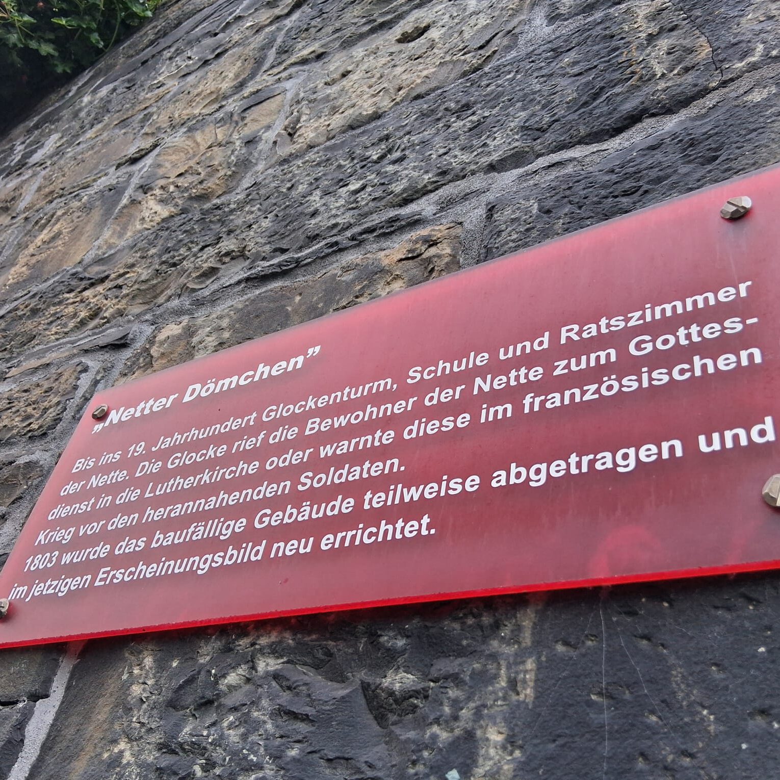 Ein Schild an einem Denkmal.