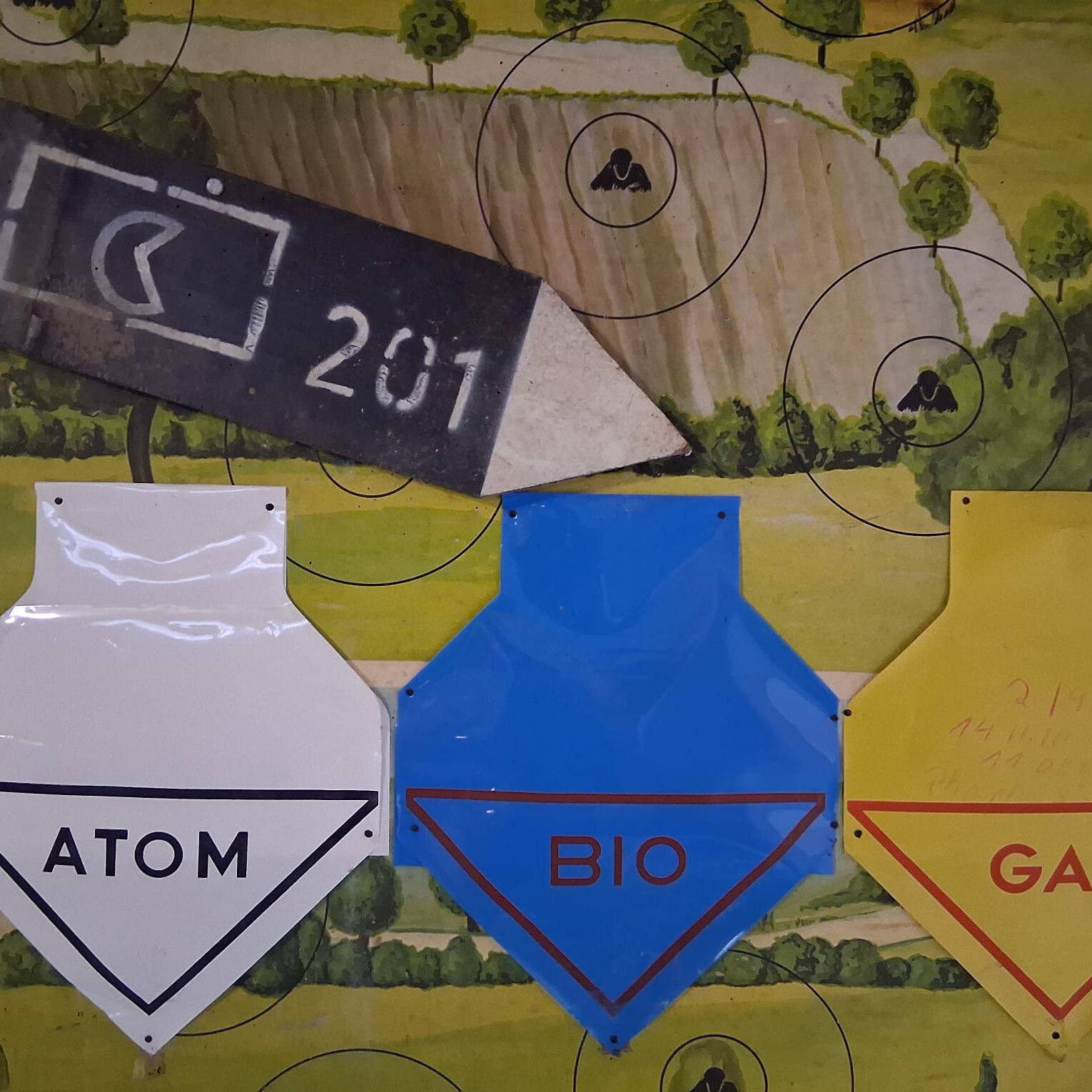 Relikte an einer Wand.