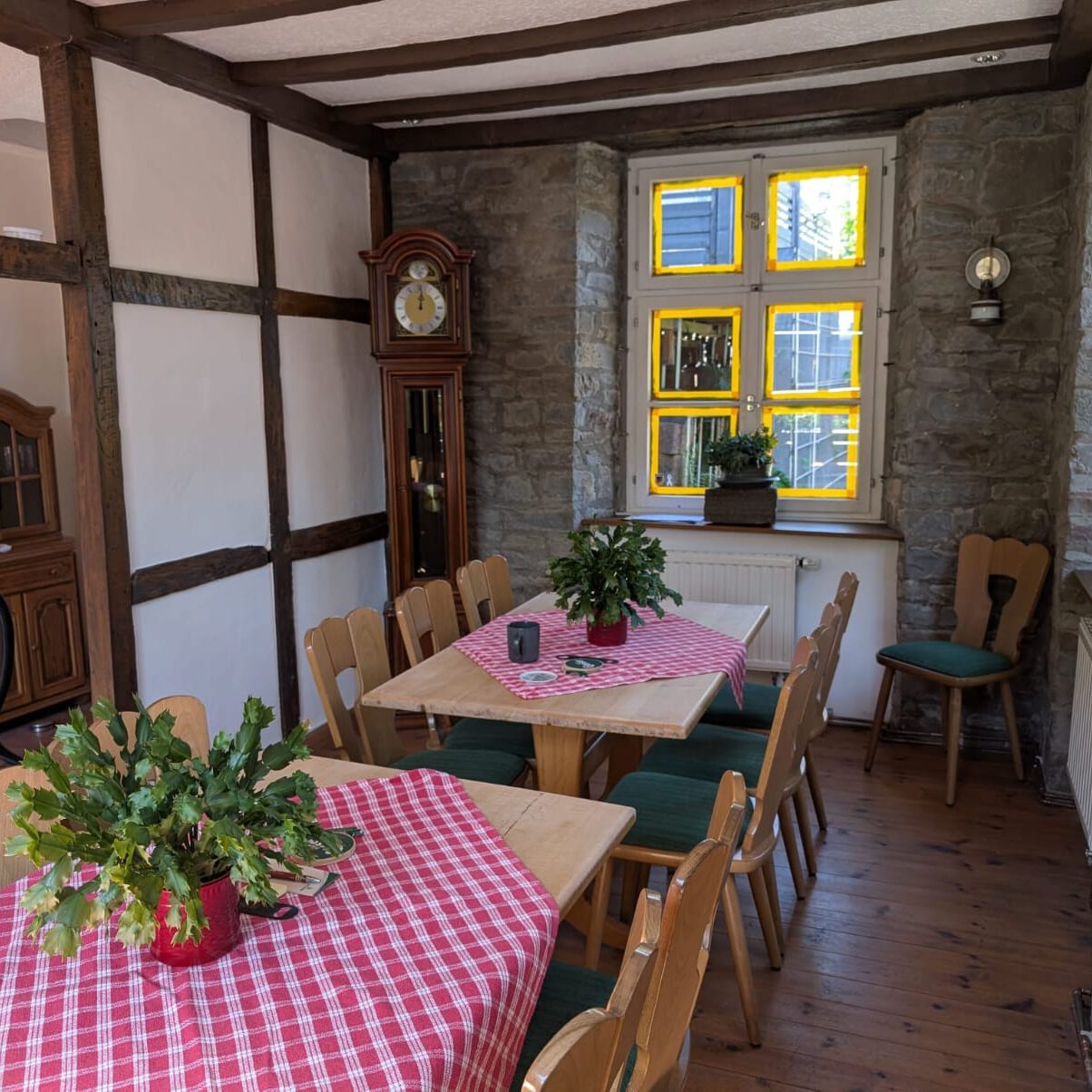 Ein Raum mit Tischen und Stühlen.