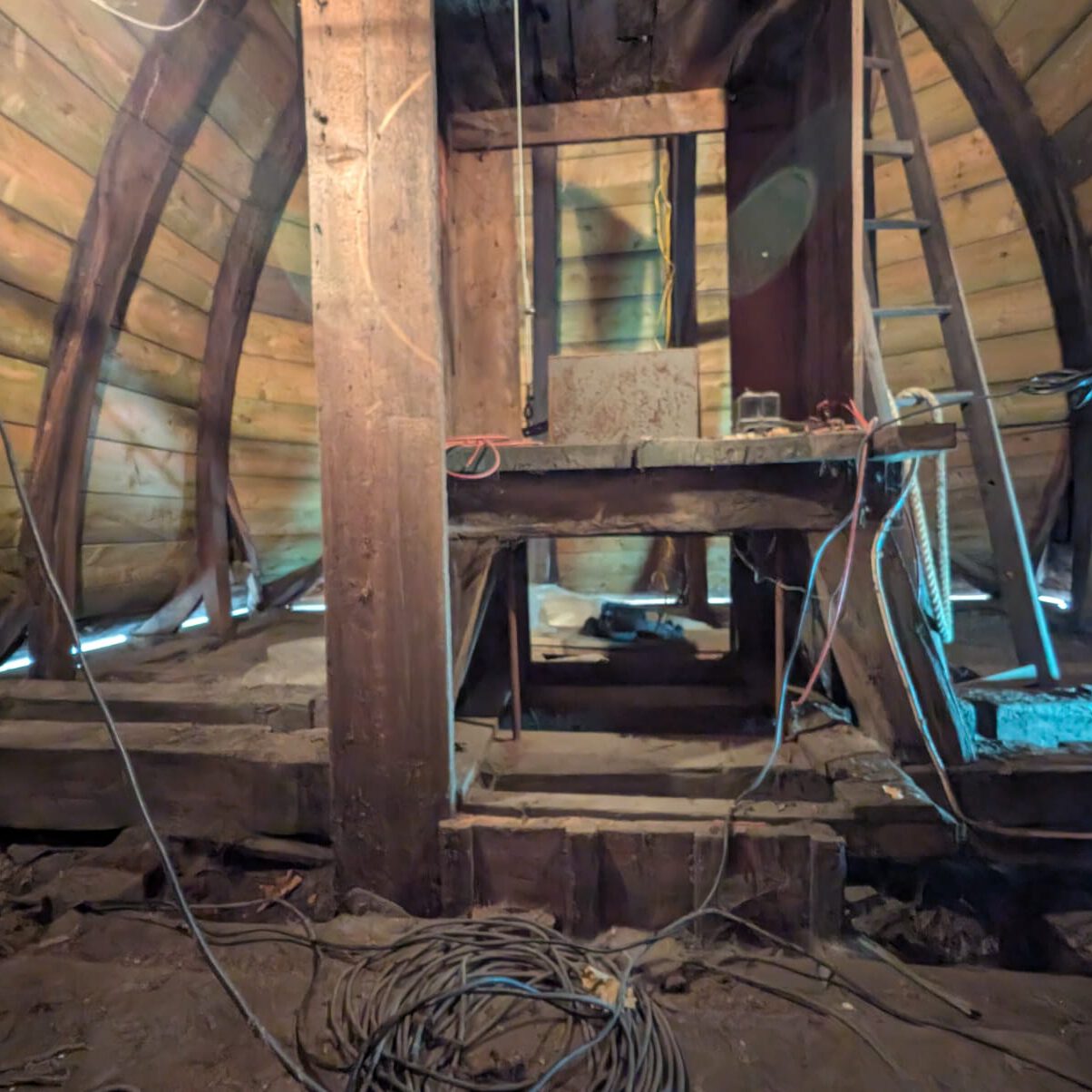 Ein Glockenturm von innen.