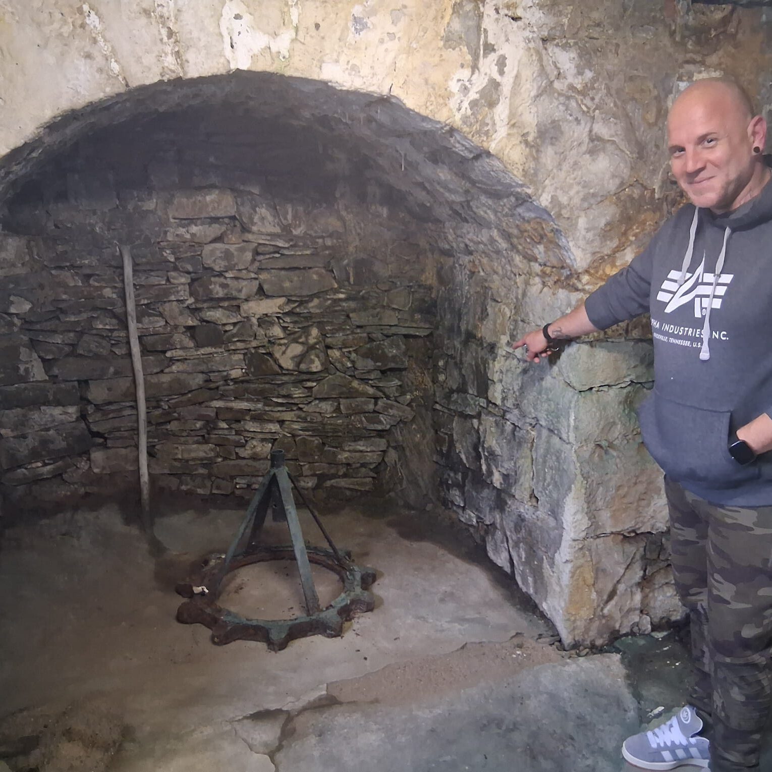 Ein Mann zeigt auf ein Gewölbe.