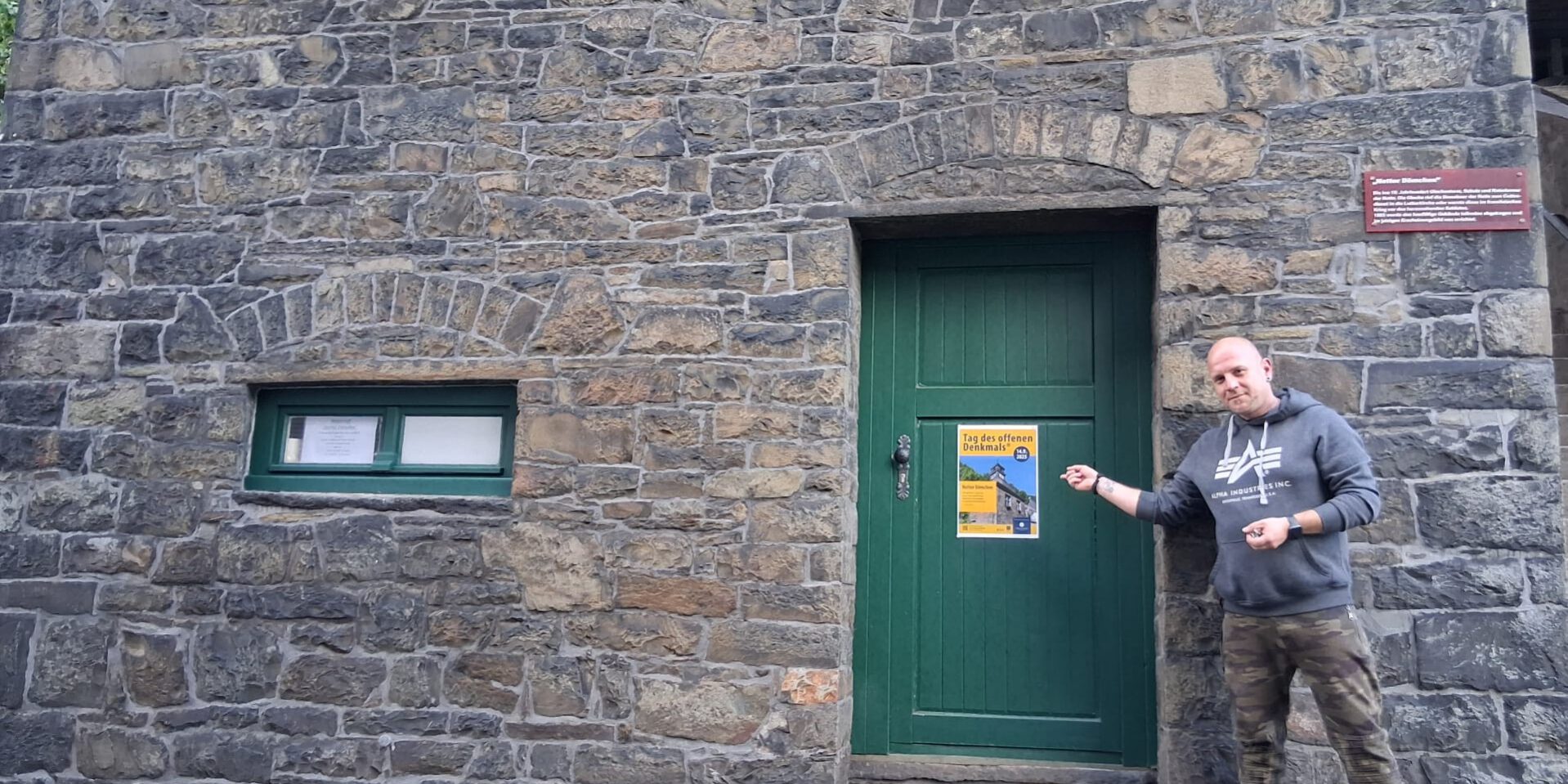 Mario Schröder und seine Mitstreiter vom Bürgertreff machen sich für das Netter Dömchen in Altena stark. Am Sonntag, dem Tag des offenen Denkmals, sind sie für Interessierte vor Ort.
© Foto: Ilka Kremer Ein Mann zeigt auf ein Schild.