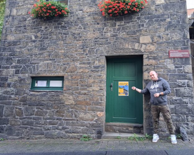 Ein Mann zeigt auf ein Schild.