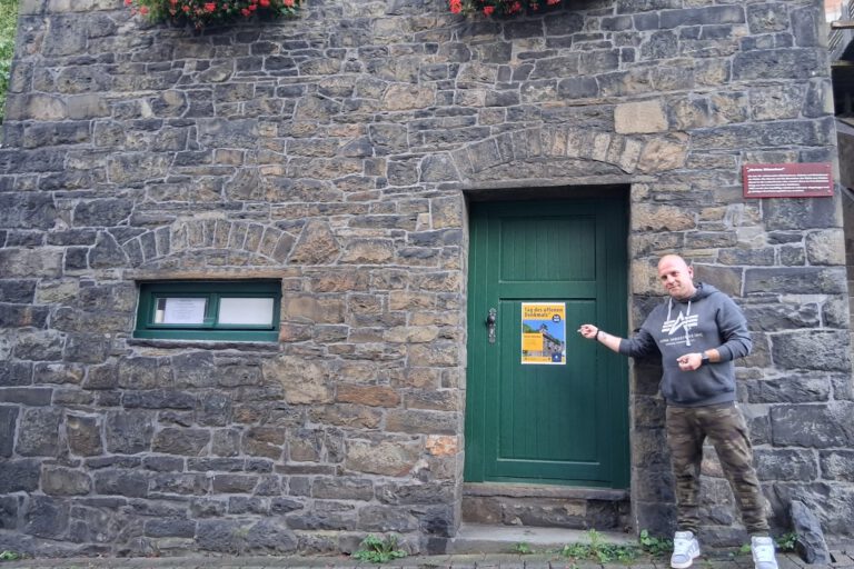 Ein Mann zeigt auf ein Schild.