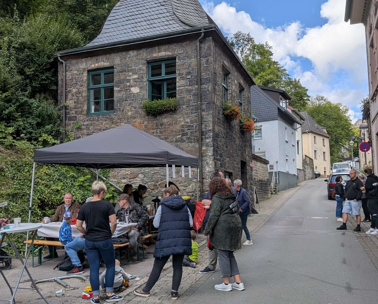Menschen vor dem Netter Dömchen.