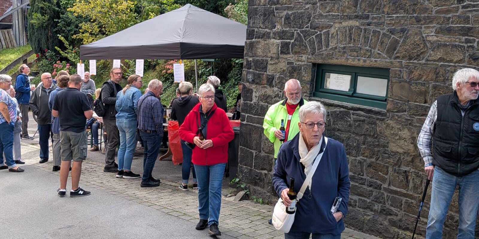 Menschen am Netter Dömchen.