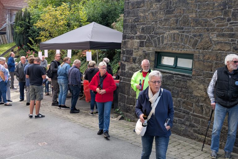 Menschen am Netter Dömchen.
