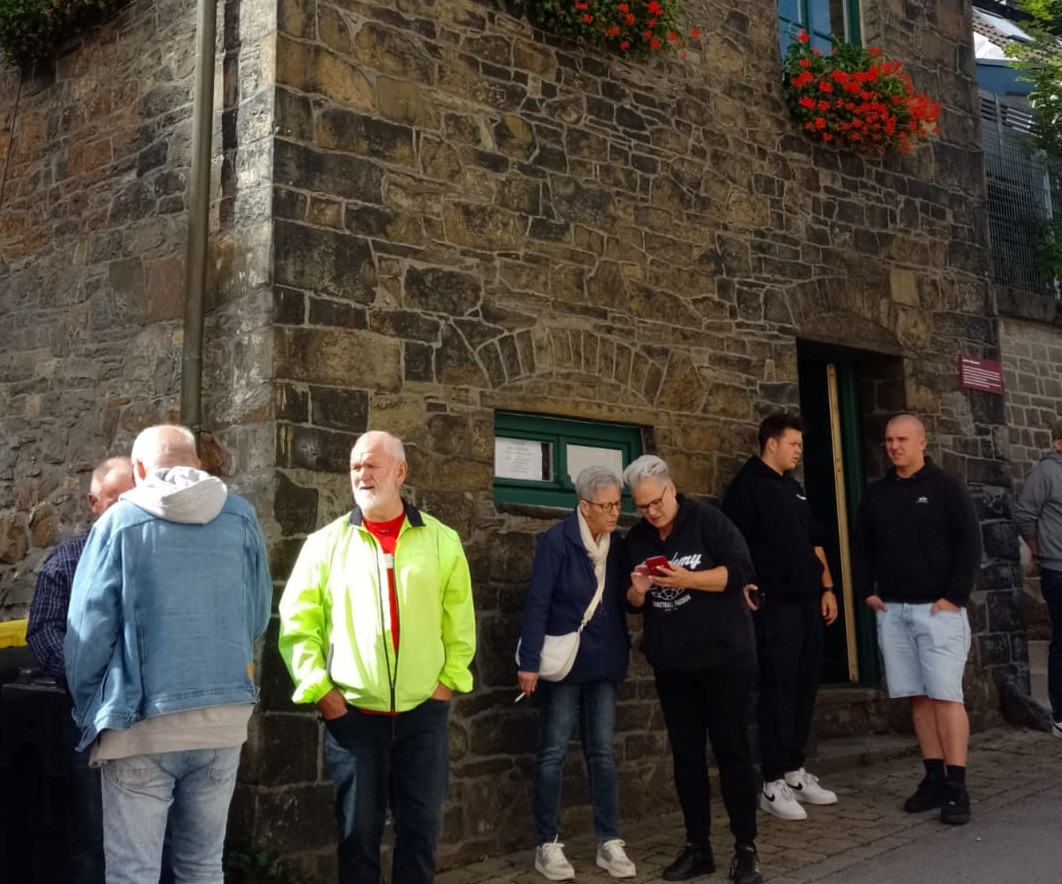 Menschen vor dem Netter Dömchen.