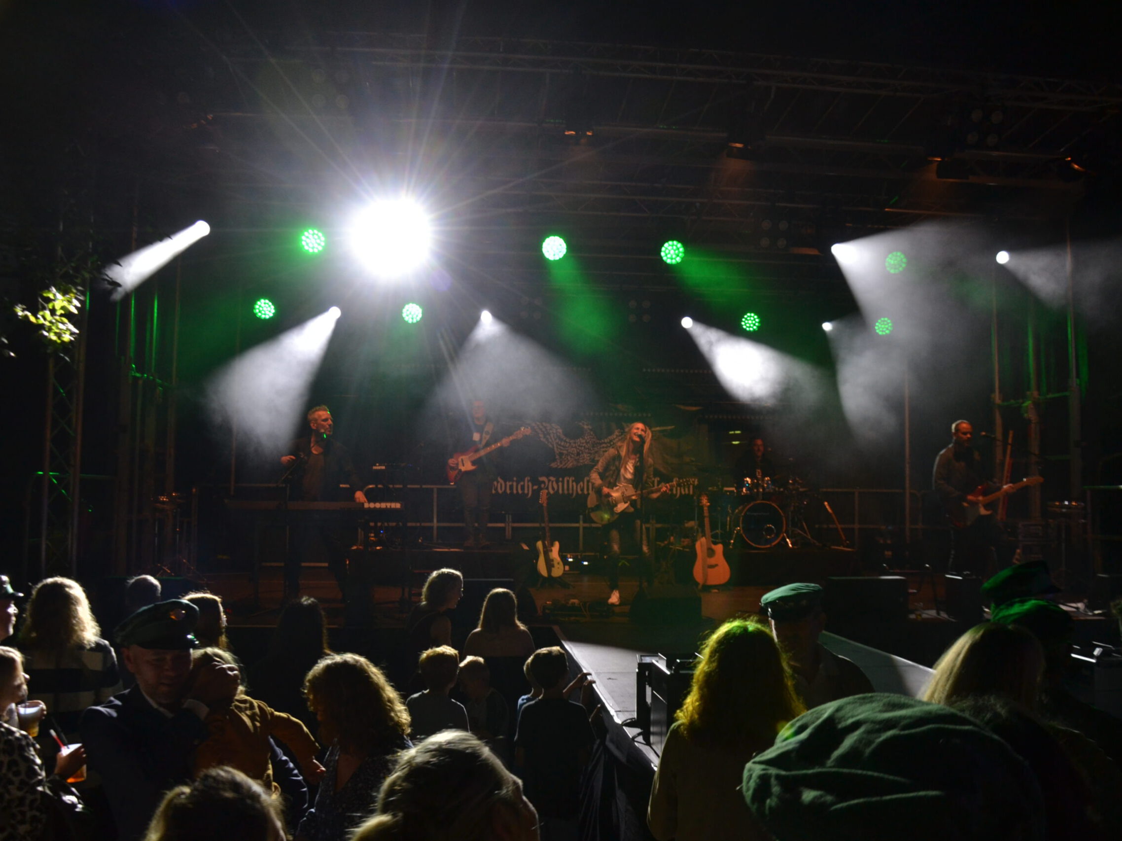 Eine Band bei einem Live-Auftritt.