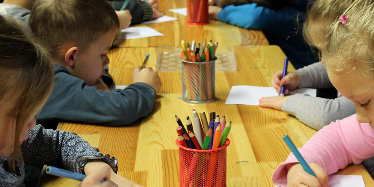 Eltern können ihre Kinder ab Oktober wieder in den Altenaer Kindergärten anmelden.
© Foto: Alicja/Pixabay Kinder sitzen an einem Tisch und malen