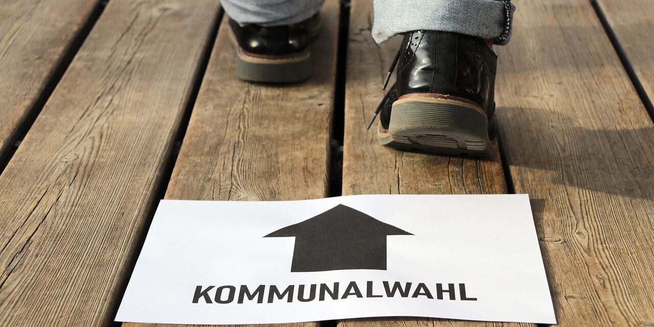 Die Ergebnisse der Kommunalwahl 2025 in Altena werden am Sonntag ab 18 Uhr veröffentlicht.
© Foto: pics_kartub/pixabay Ein Zettel mit einem Pfeil, der zur Kommunalwahl führt, liegt auf einem Holzboden.
