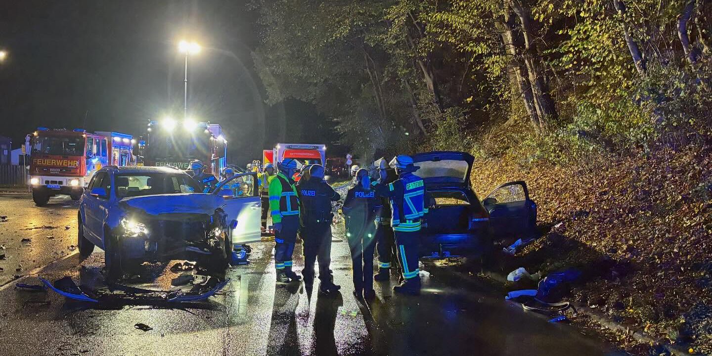 Auf der B 236 bei Werdohl hat es am Freitagabend einen schweren Unfall gegeben.
© Foto: Feuerwehr Werdohl Auf der B236 in Werdohl gab es am 24. Oktober einen schweren Verkehrsunfall