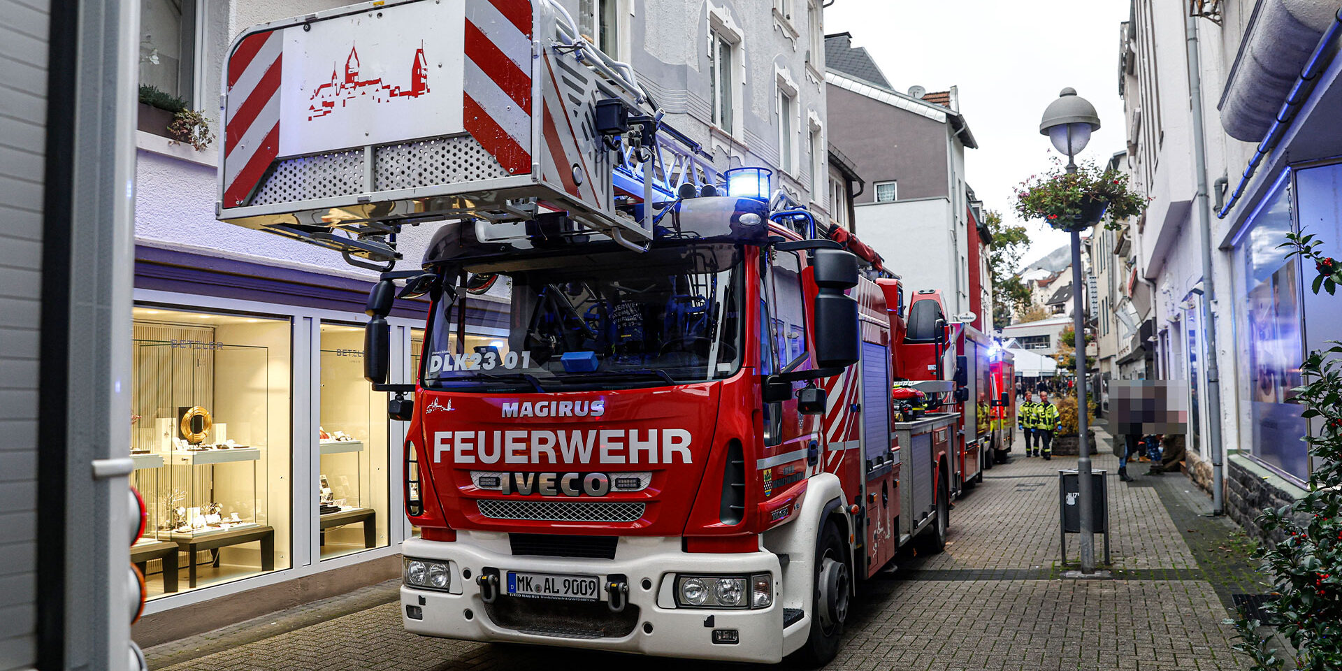 Feuerwehrfahrzeuge stehen in der Innenstadt von Altena.
