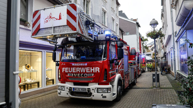 Feuerwehrfahrzeuge stehen in der Innenstadt von Altena.
