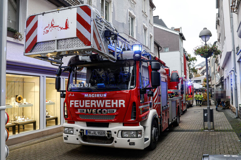 Feuerwehrfahrzeuge stehen in der Innenstadt von Altena.