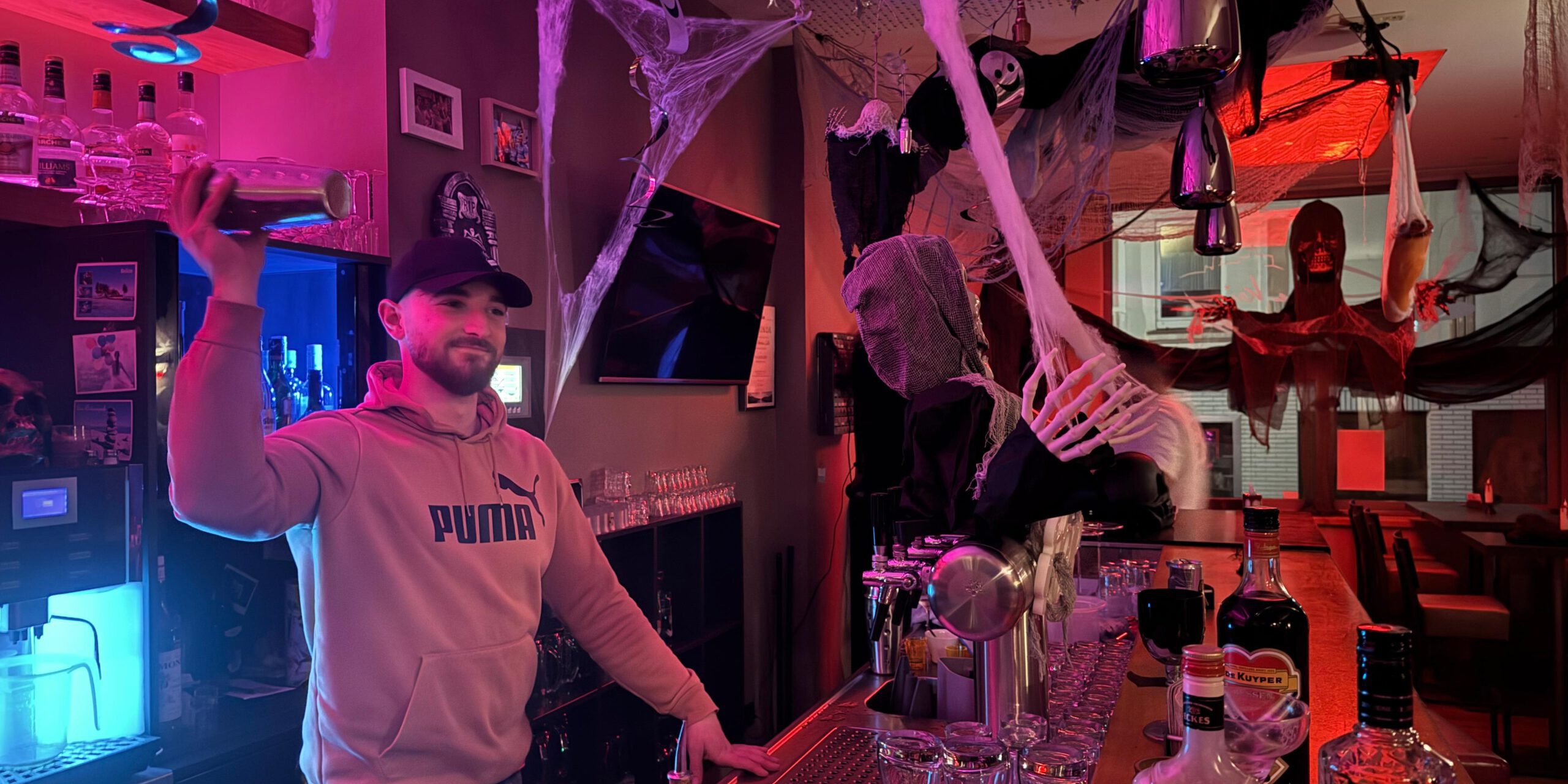 Barkeeper Simeon hat für die Halloween-Party im gruselig geschmückten Lennekai ganz besondere Cocktails kreiert.
© Foto: LOKALSTIMME