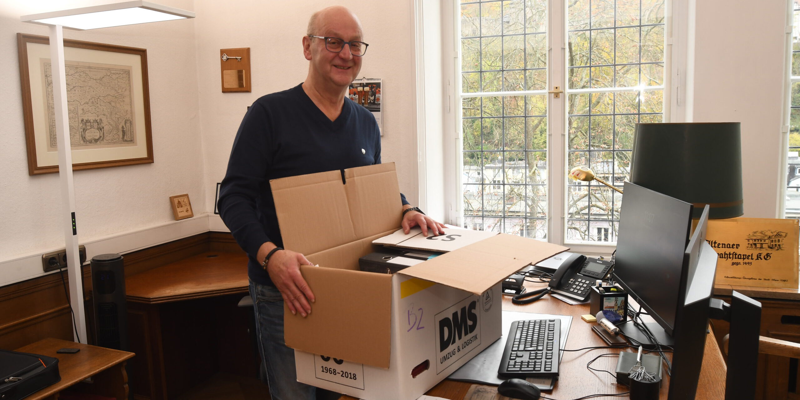 Am 31. Oktober endet nach fünf Jahren die Amtszeit von Bürgermeister Uwe Kober. Die Umzugskisten sind fertig gepackt.
© Foto: Carsten Menzel Ein Mann steht mit einem Umzugskarton an einem Behördenschreibtsich.