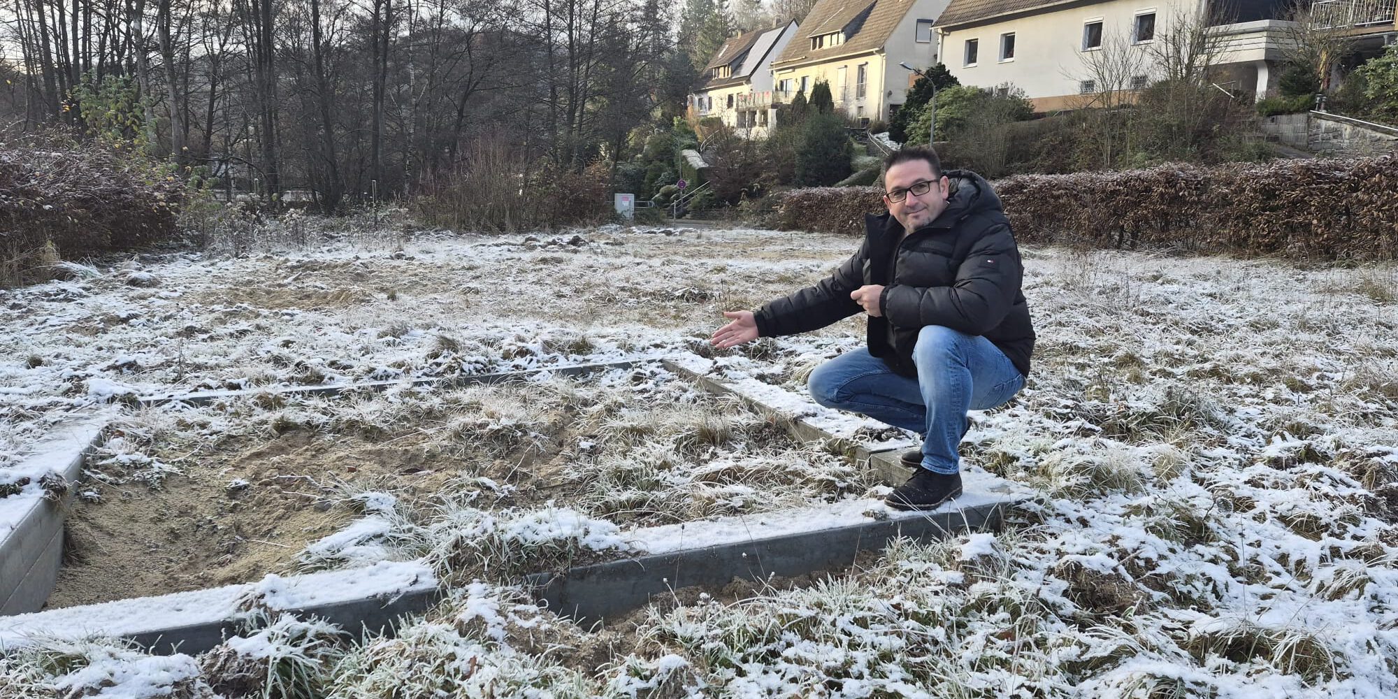 Mann auf einem zerstörten Spielplatz.