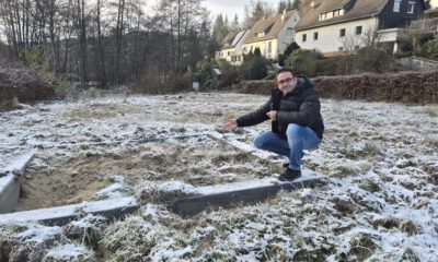 Mann auf einem zerstörten Spielplatz.