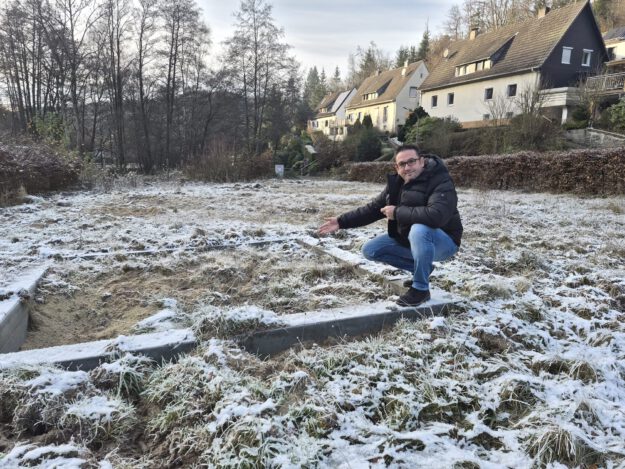 Mann auf einem zerstörten Spielplatz.