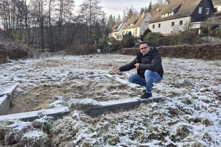 Mann auf einem zerstörten Spielplatz.